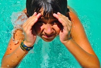 niño agua y sol