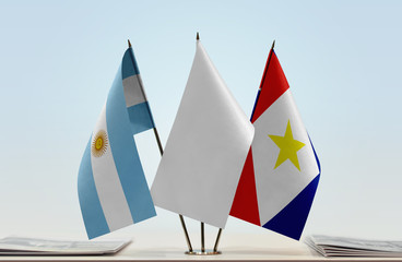 Flags of Argentina and Saba with a white flag in the middle