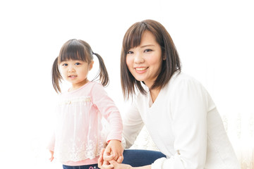 子どもをしつけするお母さん