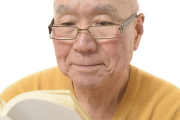 読書をしているシニア