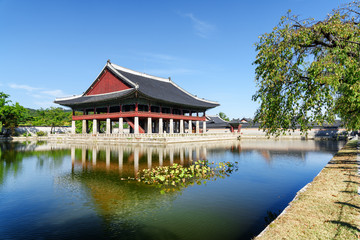 Fototapeta premium Wonderful view of Gyeonghoeru Pavilion and Gyeongbokgung Palace