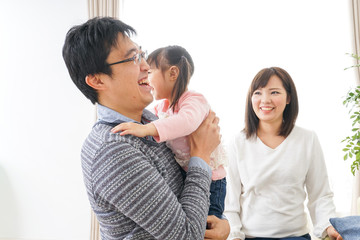 Naklejka premium 家族と家で過ごす幸せなファミリー