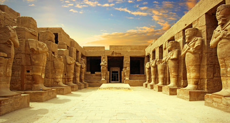 Oude tempel van Karnak in Luxor - verwoest Thebe, Egypte