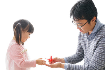 折り紙をする子どもとお父さん