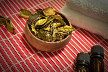 アロマテラピーイメージ：ハーブと精油・白いタオル