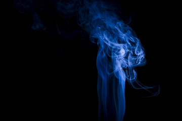Obraz premium Blue smoke on black background