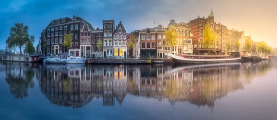 Zelfklevend Fotobehang River, canals and traditional old houses Amsterdam © boule1301