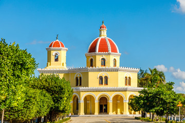 Obraz premium Cristobal colon catholic cemetery chapel, with road and alley in the foreground, Vedado, Havana, Cuba