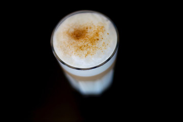 Cappuccino im Glas mit Milchschaum und Zucker von oben