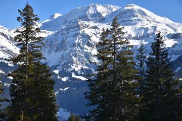 Pics enneigés à Lenk dans l'Oberland bernois en Suisse