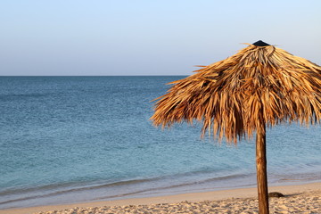 Fototapeta na wymiar Strand mit einem Sonnenschirm bei Trinidad, Karibik, Kuba