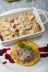 Schokoladeneis auf gegrillter Ananas