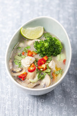 thailändische Tom Kha Gai Suppe in einer Schüssel