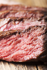 Scheiben eines Steaks auf Holz