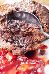 flüssiger Lava Schokolade Kuchen mit Apfelmus