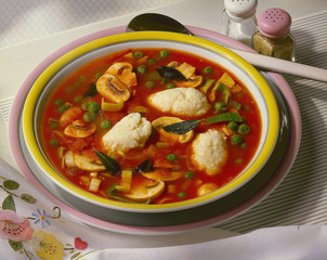 Tomatensuppe mit Gemüse und Grieklößchen