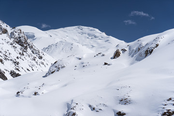 Fototapeta na wymiar Snow mountain at Khunjerab pass, border between Pakistan and China