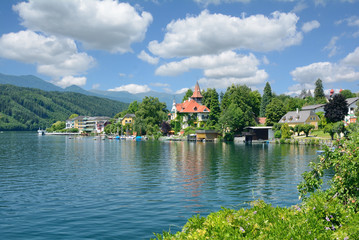 Fototapeta na wymiar der Urlaubsort Millstatt am See am Millstätter See in Kärnten,Österreich