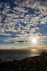 Sonnenuntergang über Lanai an der Westküste von Maui, Hawaii, USA.