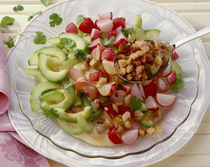Gurken-Radischen-Salat mit Dressing und Croutons