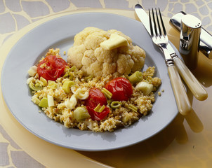 Blumenkohl mit Bulgur und Strauchtomaten
