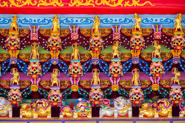 Fototapeta na wymiar Chinese religious beliefs, temples eaves with the decoration of the same, woodcarving, Fortuna