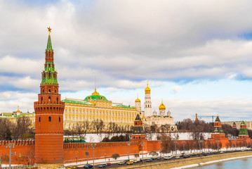 Fototapeta premium Sunset over the Moscow Kremlin and river in Russia