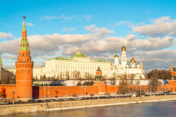 Fototapeta premium Sunset over the Moscow Kremlin and river in Russia