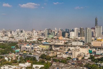 Fototapeta na wymiar Cityscape and building of Bangkok in daytime, Bangkok is the capital of Thailand and is a popular tourist destination.