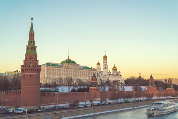 Obraz premium Sunset over the Moscow Kremlin and river in Russia