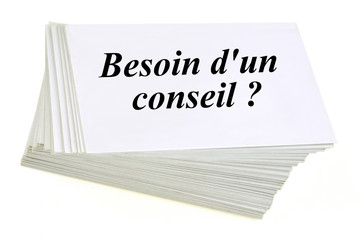 Pile de carte sur lesquelles est écrit besoin d'un conseil