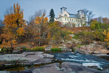 Fototapeta na wymiar Old estate on a hill above the river