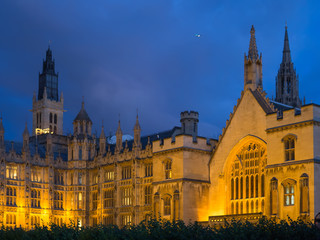 Obraz premium View of the Palace of Westminster building, home to the Houses of Parliament in London illuminated at dusk.