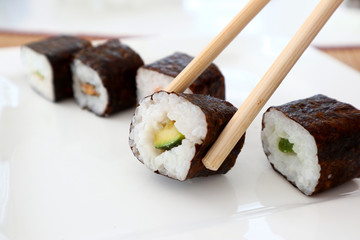Sushi mit Stäbchen