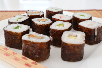 Sushi mit Stäbchen