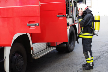 Feuerwehrmann mit Atemmaske, Einsatz für die Feuerwehr 