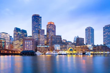 Fotobehang Skyline en haven van het financiële district in de schemering, Boston, Massachusetts, VS © Jose Luis Stephens