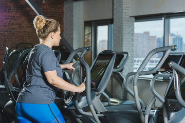 Fototapeta na wymiar overweight woman doing cardio training at gym