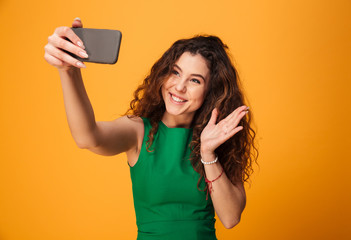 Naklejka premium Happy young woman make selfie waving to friends.
