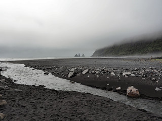 Vik mit Felsformation Reynisdrangar &ndash; D&uuml;nung und schwarzem Strand
