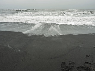 Vik mit Felsformation Reynisdrangar – Dünung und schwarzem Strand
