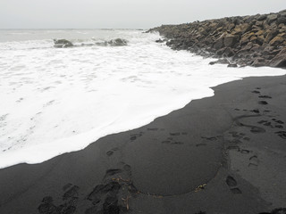 Vik mit Felsformation Reynisdrangar – Dünung und schwarzem Strand
