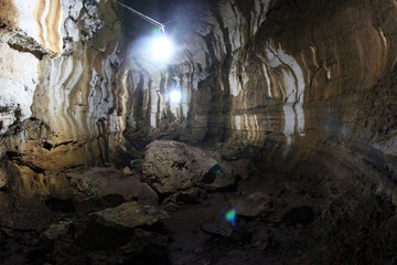 Fototapeta na wymiar Düsterer Tunnel aus Stein