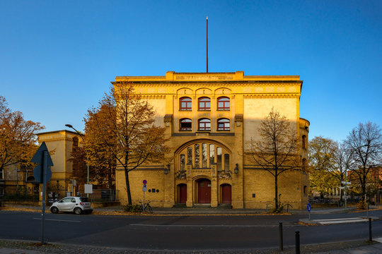 Im ehemaligen Chemischen Institut der damaligen Friedrich-Wilhelm-Universität in Berlin-Mitte gelang Otto Han und Lise Meitner 1938 die erste Kernspaltung