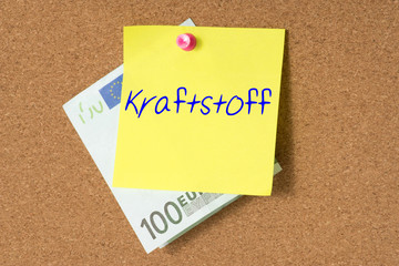 Ein Euro Geldschein und eine Notiz mit dem Vermerk Kraftstoff