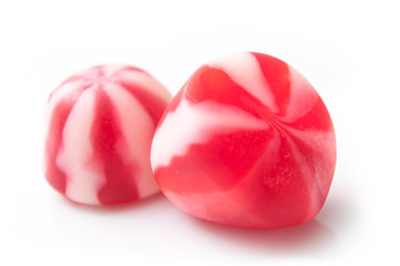 bonbons gélifiés rouge et blanc sur fond blanc 