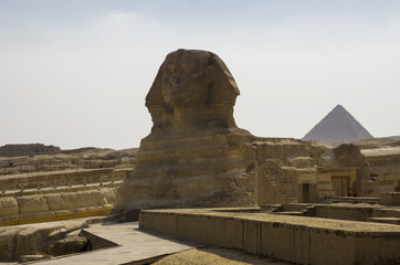Fototapeta na wymiar Sphinx and pyramid in Giza