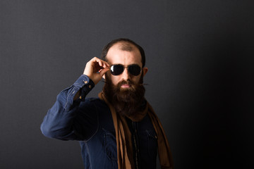 Obraz premium male model shoots in studio environment