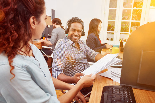 Telefonist im Callcenter nimmt Anruf entgegen