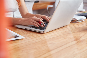 Frau in einer Schulung am Laptop